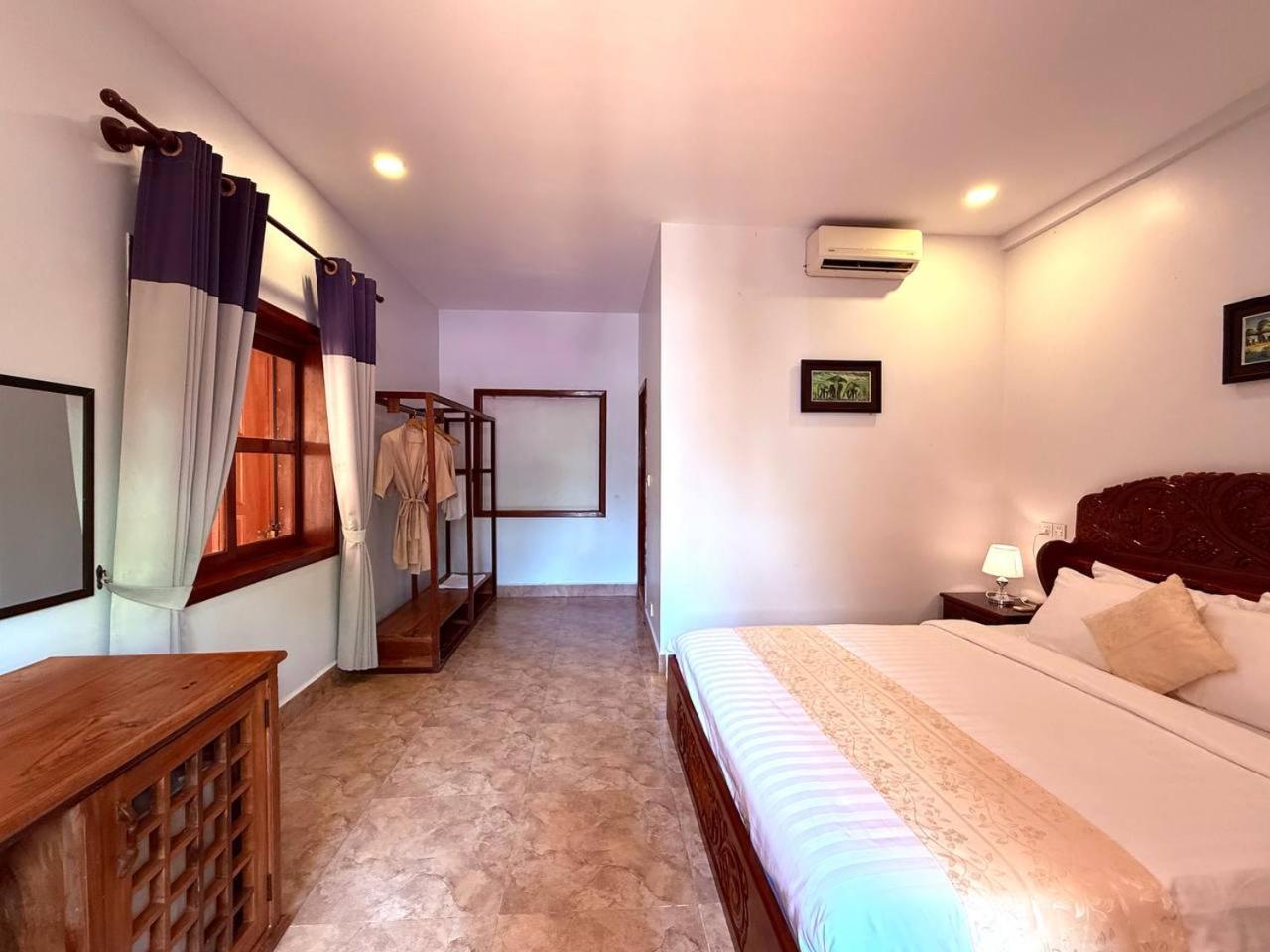 Two Moons Hotel 19/48