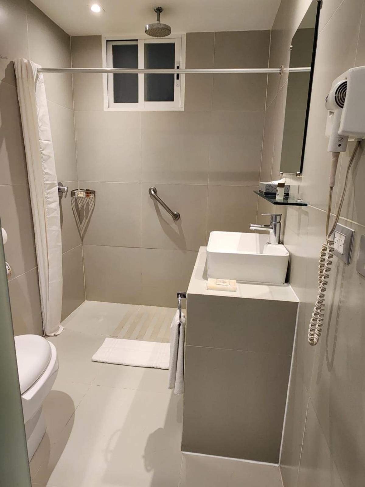 جناح جونيور، The Ritz Ex Tulip Inn 10/10