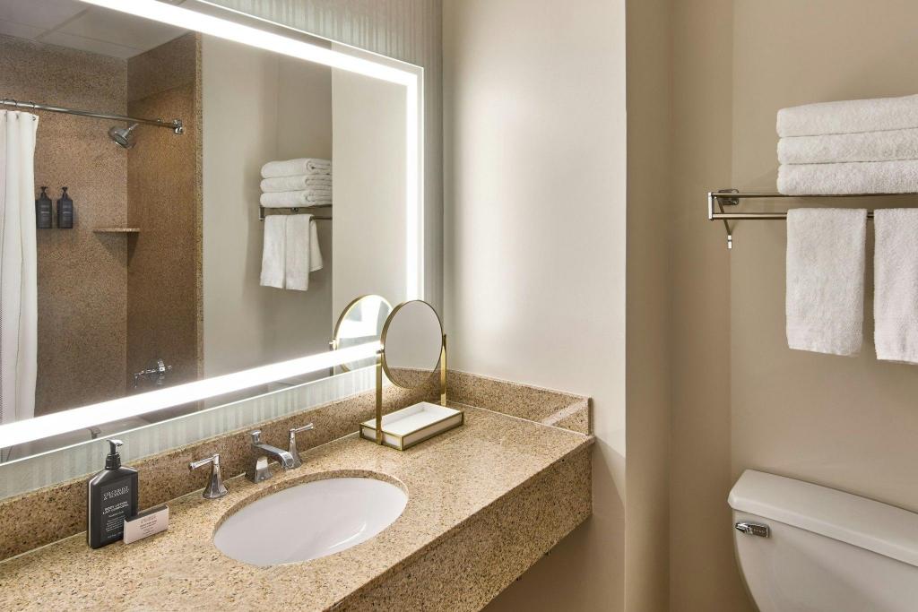 Guest Room, King Bed, Club Floor، Sheraton Birmingham 2/2