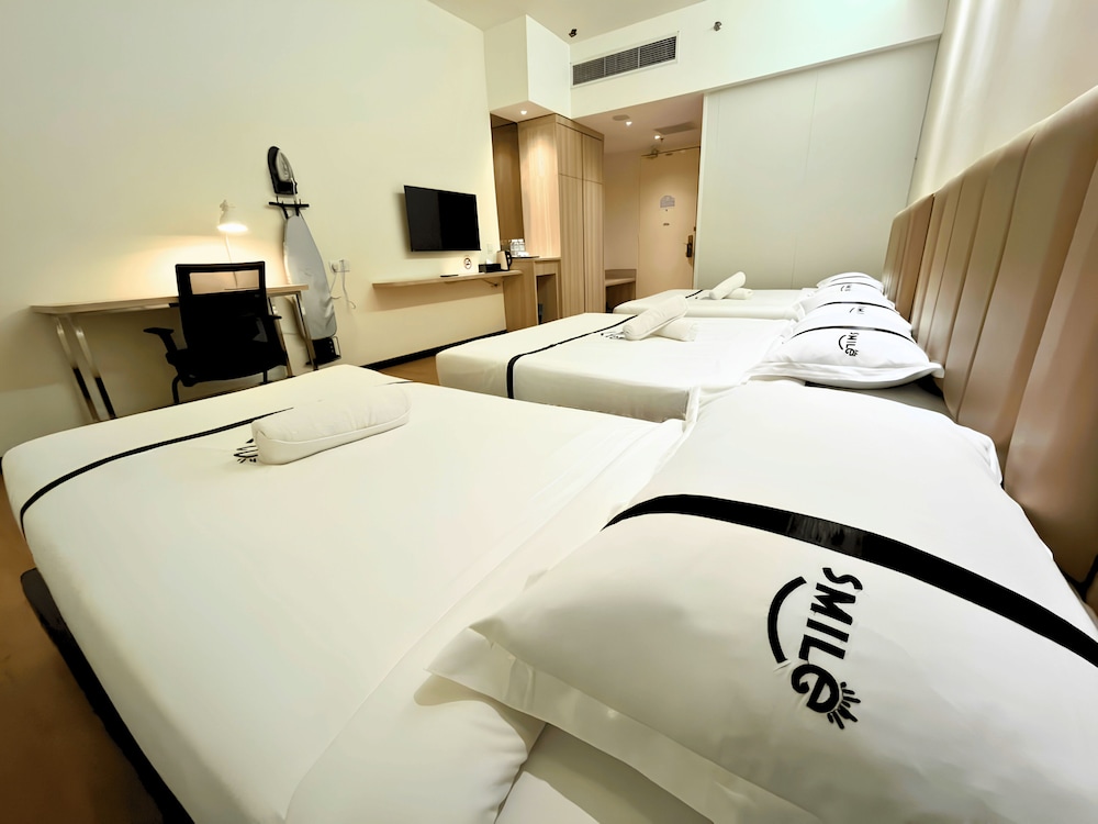 Family, Quadruple, 1 Single and 2 Queen Beds، Top Holiday Hotel 2/2