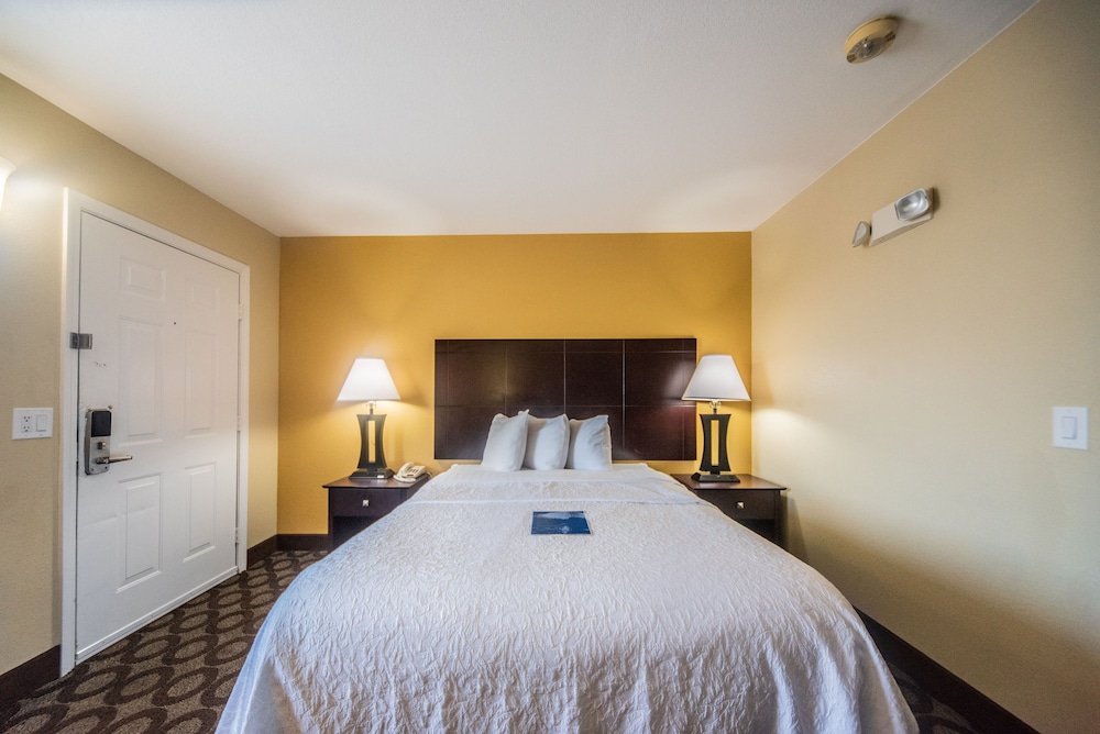 Relax Inn &amp; Suites 12/82