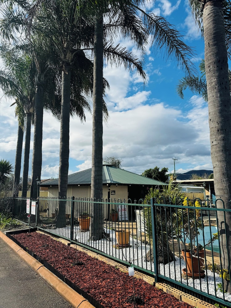 Town & Country Motor Inn 57/58