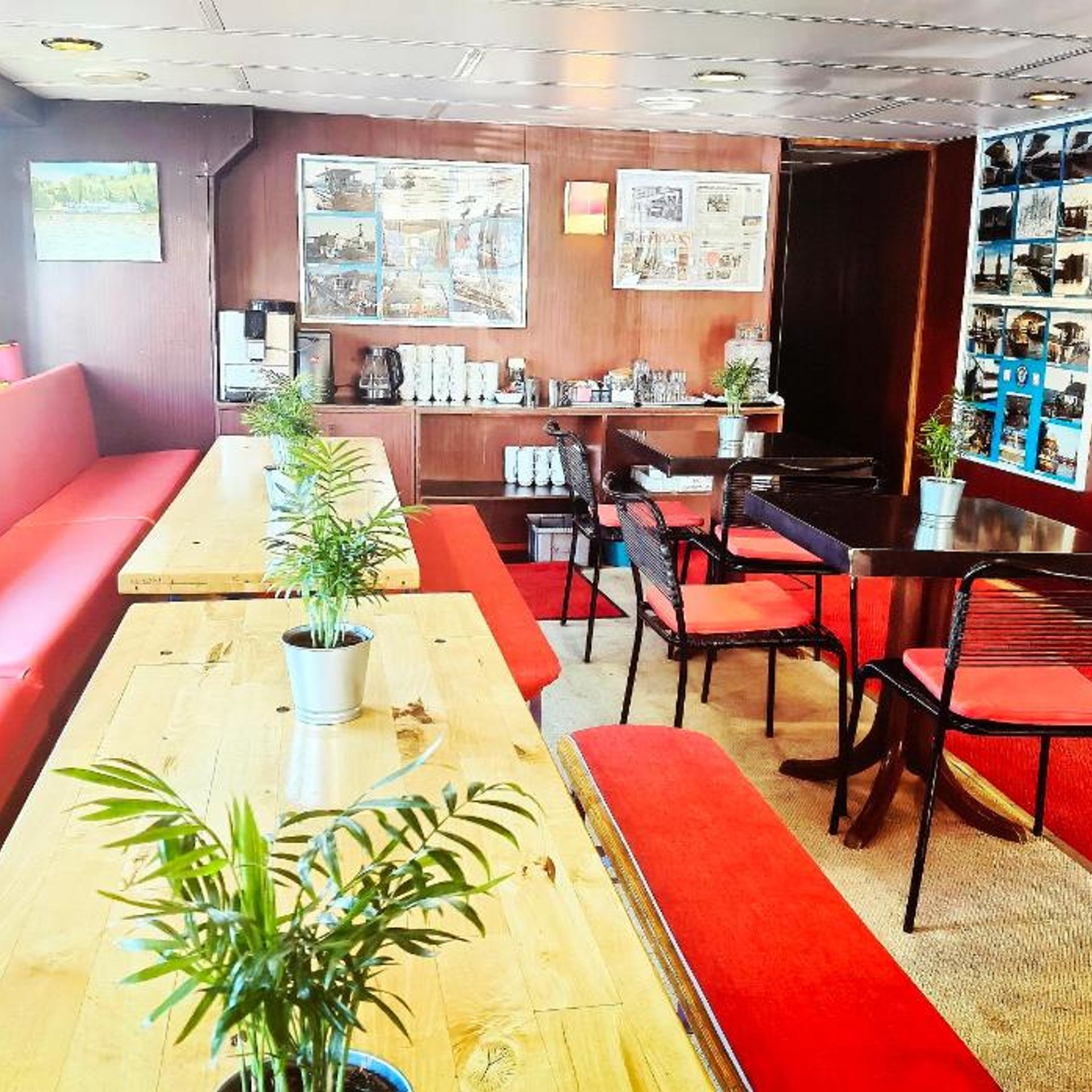 Eastern Comfort Hotel & Hostelboat 37/58