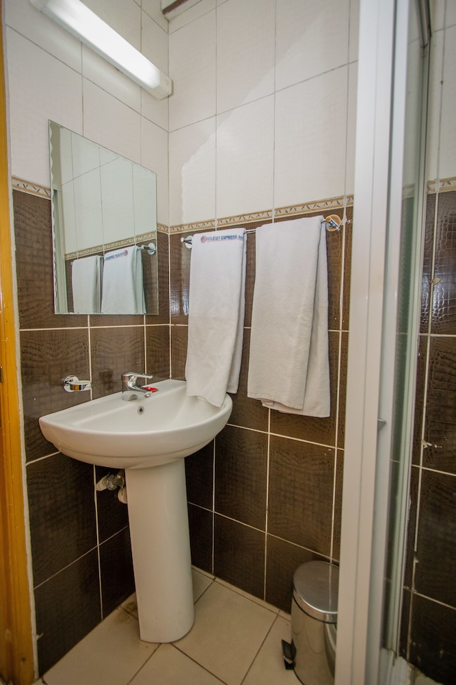 Holiday Express Hotel 52/74