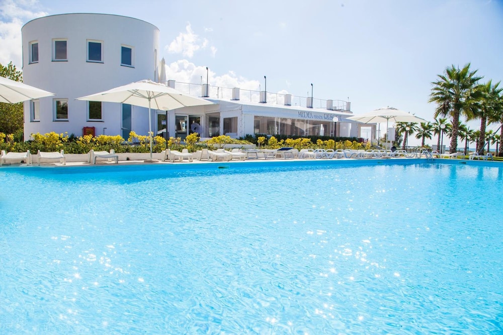 Medea Beach Resort 40/50