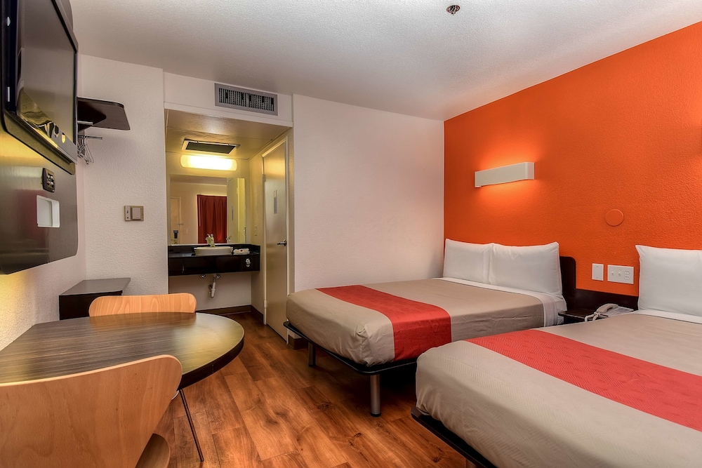 Motel6 Carlsbad, CA Beach 27/50