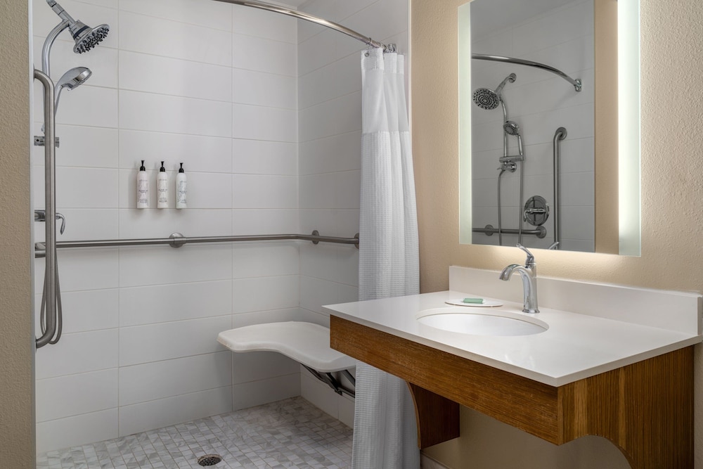 SpringHill Suites by Marriott Sarasota Bradenton 32/34
