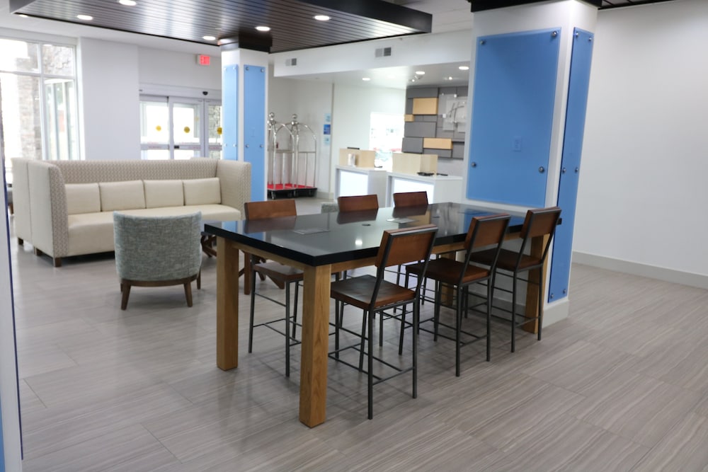 HOLIDAY INN EXPRESS & SUITES COFFEYVILLE 44/48