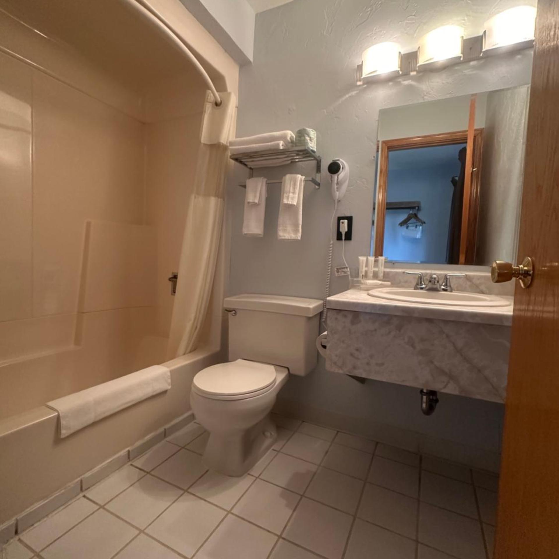 غرفة بسرير كوين، Pictured Rocks Inn & Suites 5/7