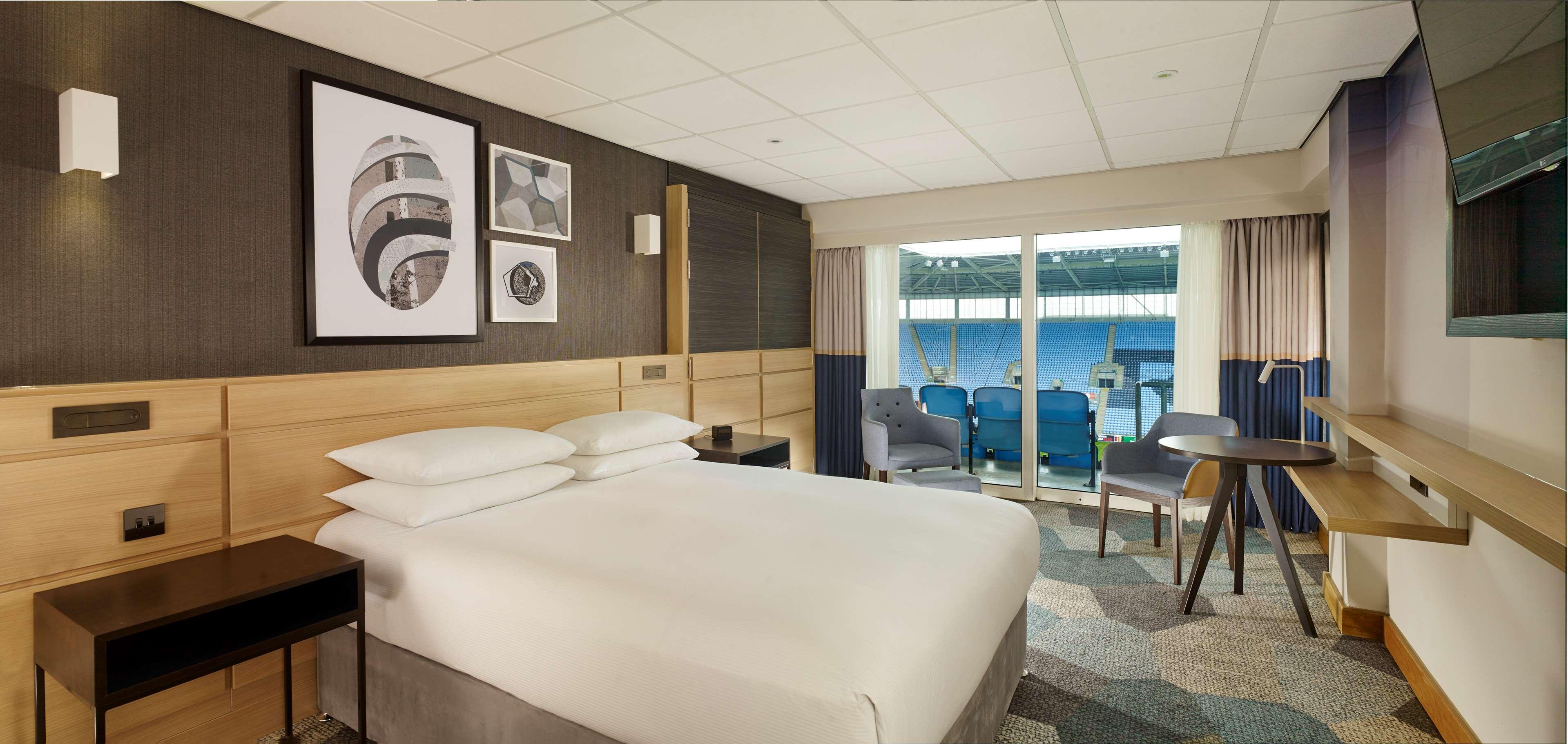 GUEST ROOM, QUEEN BED, PITCH VIEW