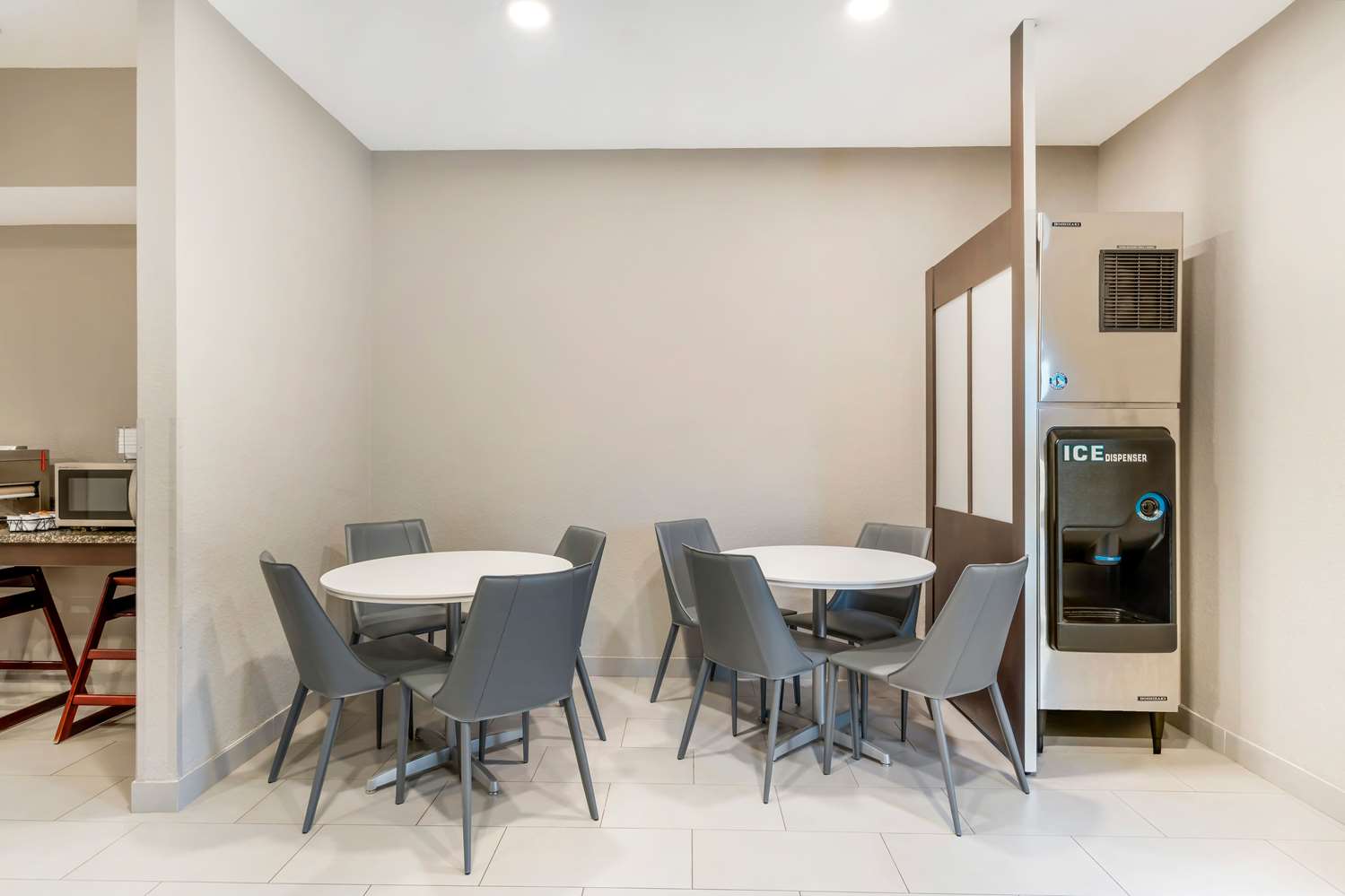 Microtel Inn and Suites by Wyndham Brooksville 39/53