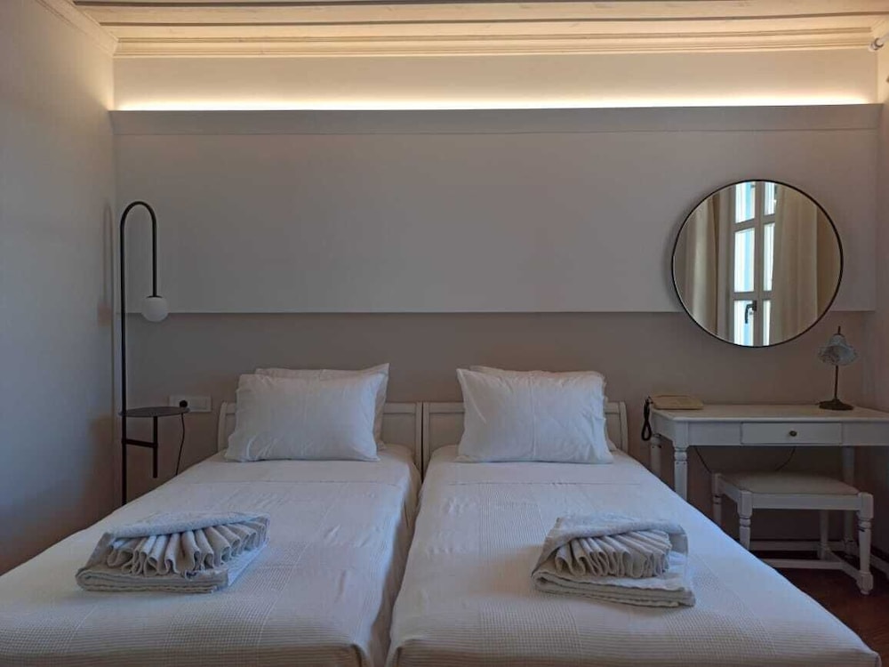 Amphora Hotel 12/50