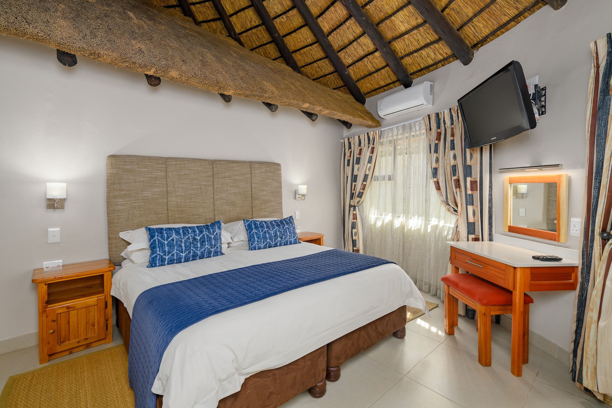 3 Bedrooms, Luxury, Chalet, 1 Double and 4 Single Beds, with Pool