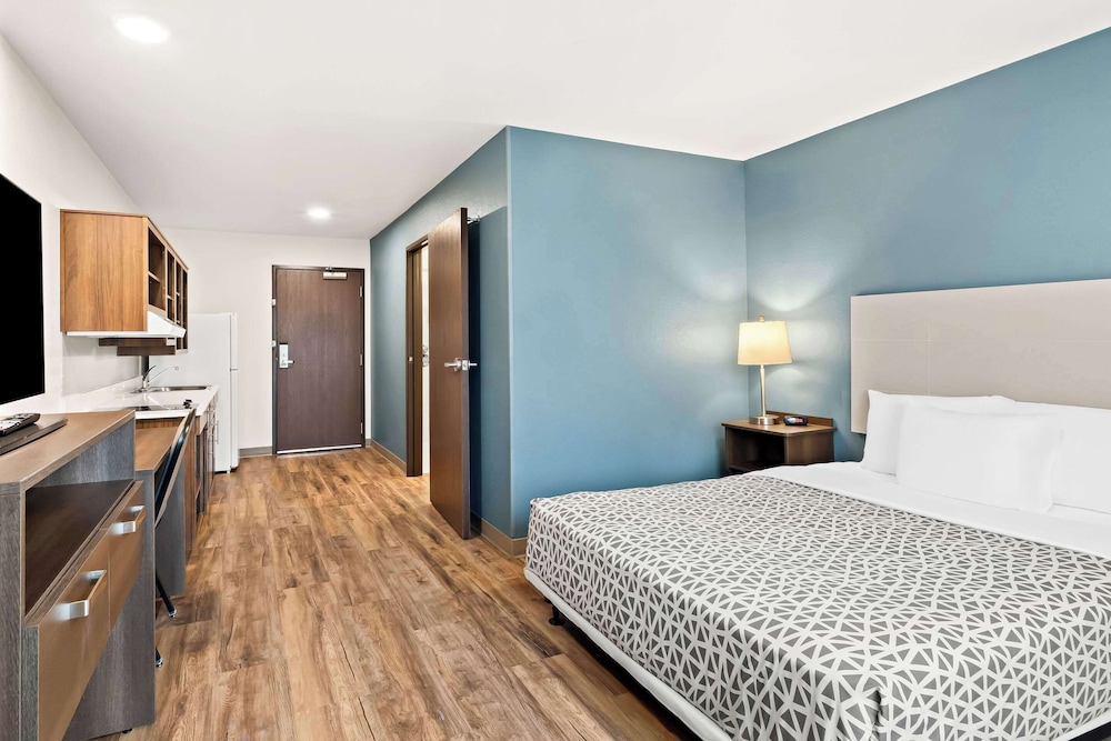 WoodSpring Suites Denver Commerce City 2/20