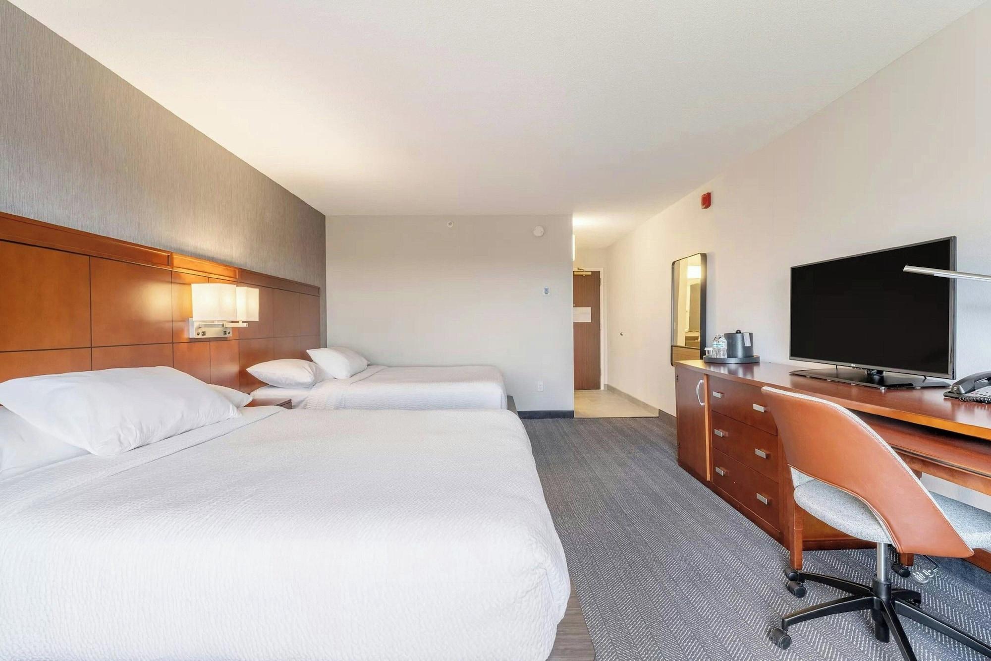 Room, Multiple Beds, Accessible، Courtyard By Marriott Burlington Williston 2/3