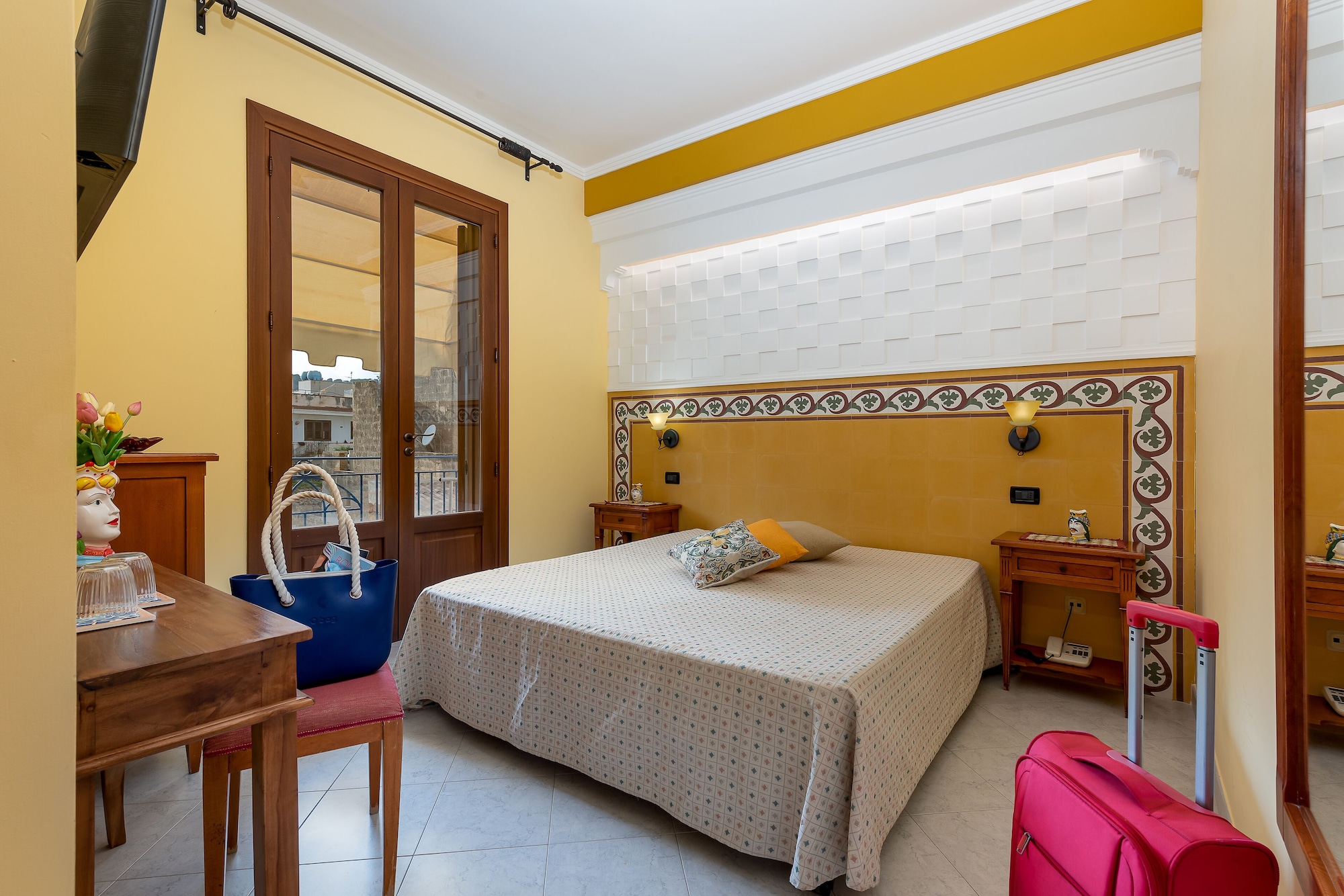 ROOM, DOUBLE OR TWIN BED, BALCONY