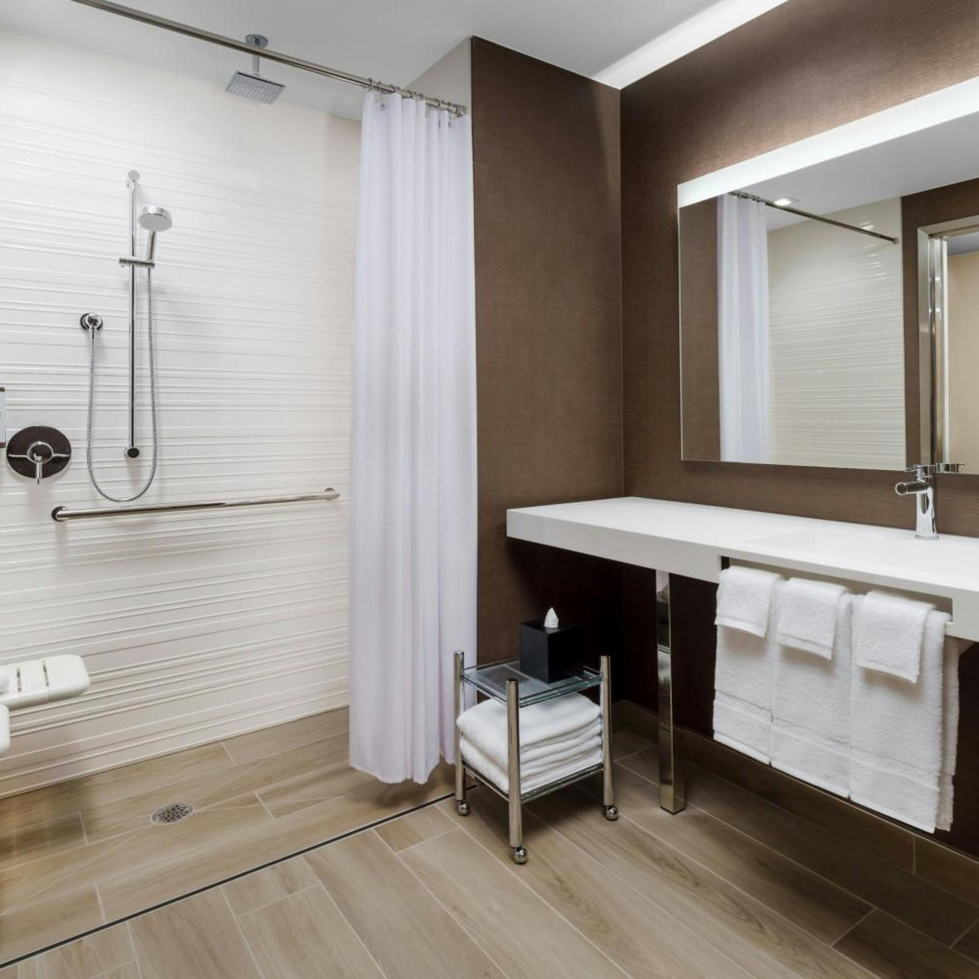 غرفة بسريرين كوين بحوض استحمام لذوي الإعاقة، AC Hotel St. Petersburg 5/5