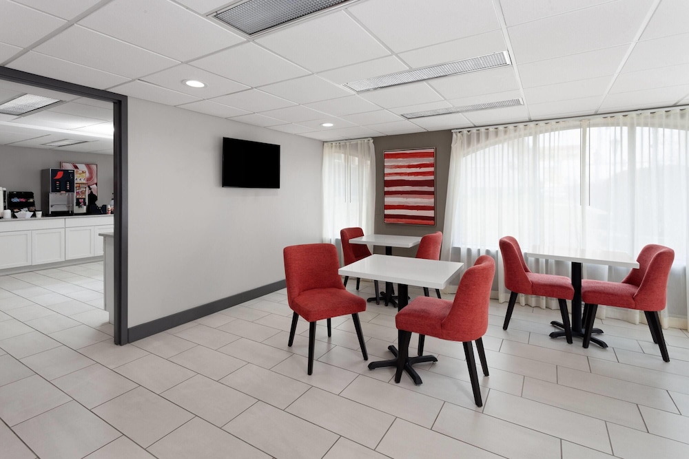 Ramada by Wyndham Milwaukee 24/29