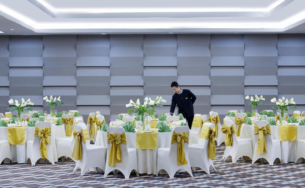 Hotel Santika Kelapa Gading 1/36