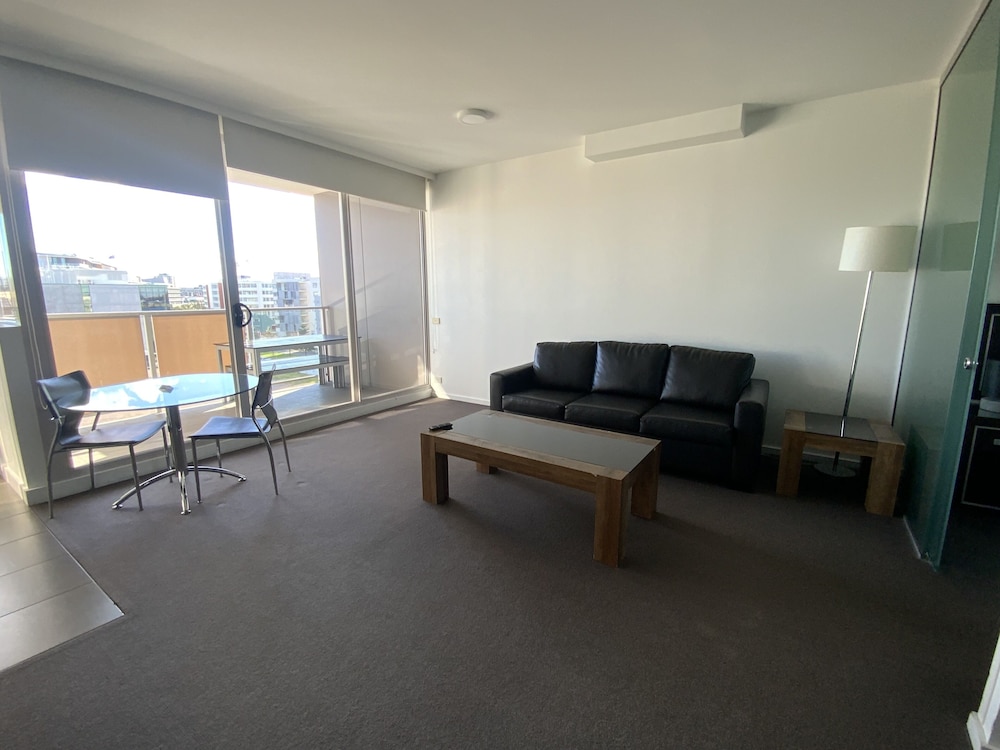 B7 Honeysuckle Executive Apartments 18/33