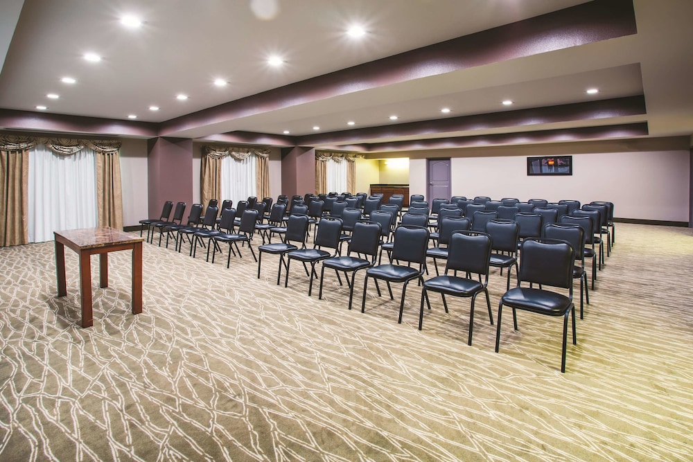 La Quinta Inn & Suites by Wyndham Russellville 29/35