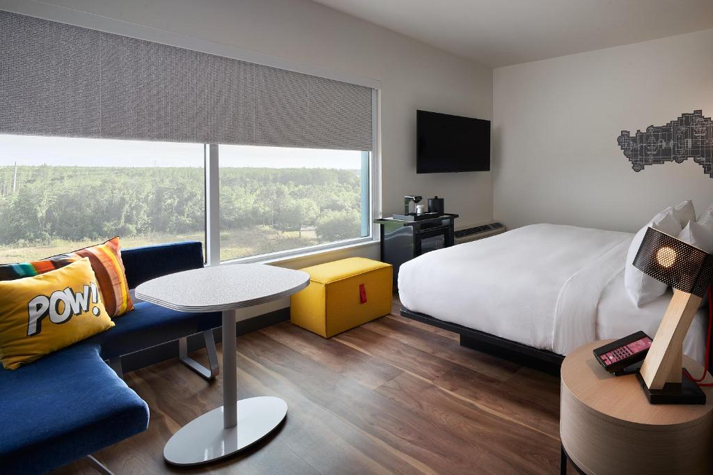 Savvy, Guest Room, King Bed, Large