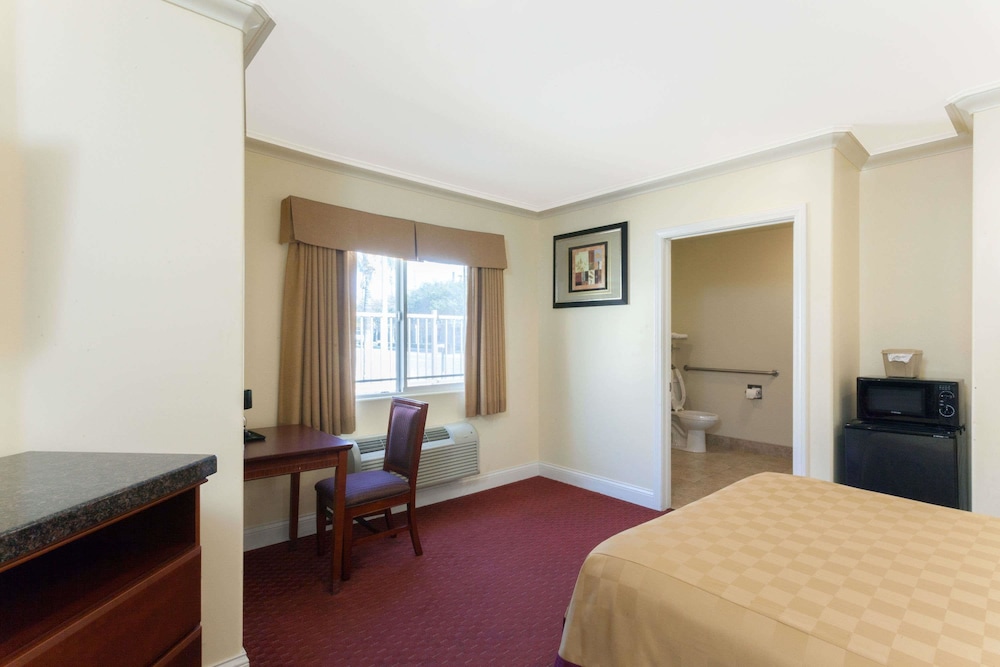Travelodge By Wyndham Brea 17/29