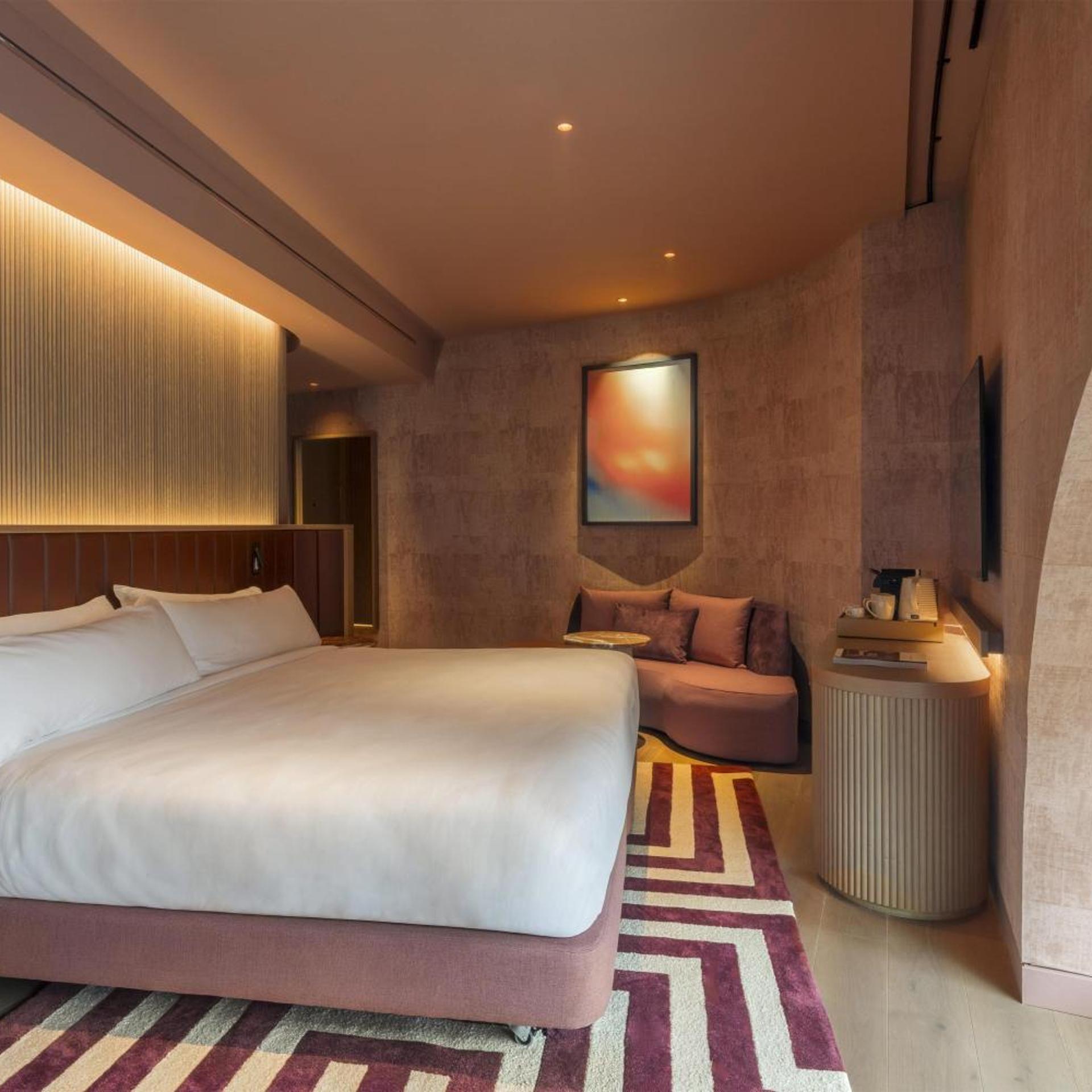 Box, Suite, King Bed, Corner