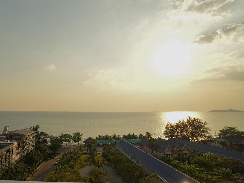 Mercure Rayong Lomtalay Villas and Resort 39/46