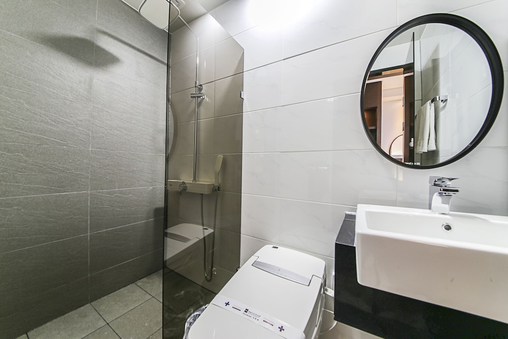 Bentley Hotel Chungjang 32/38