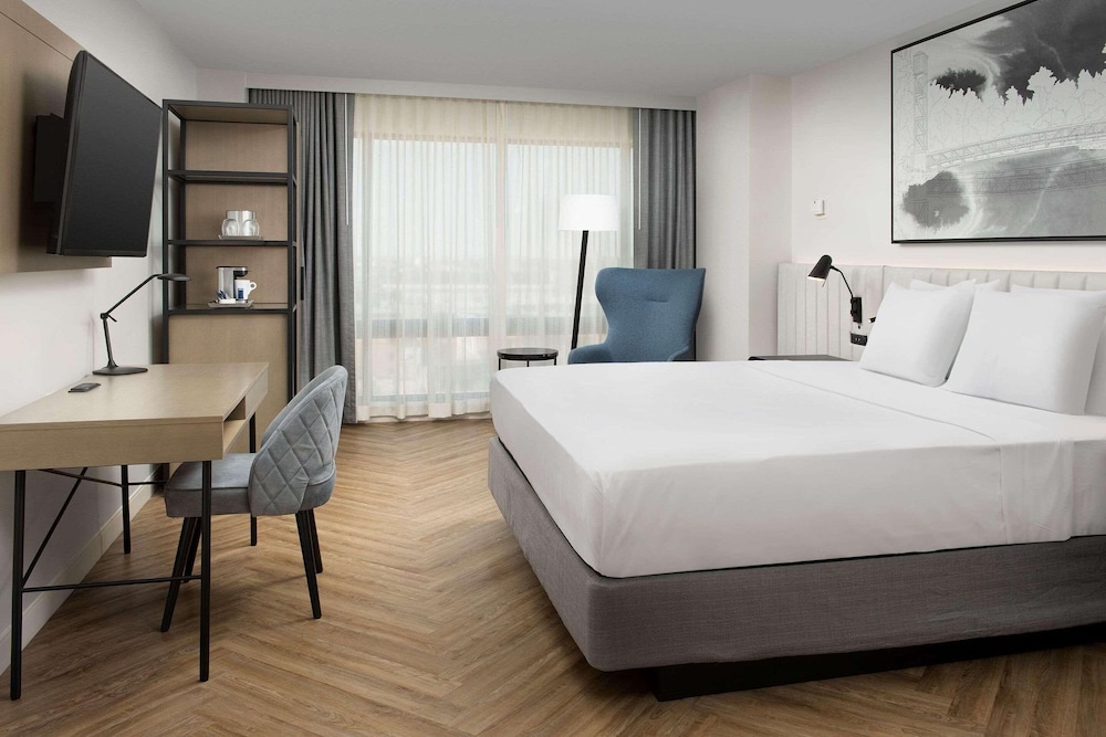 STUDIO, SUITE, KING BED