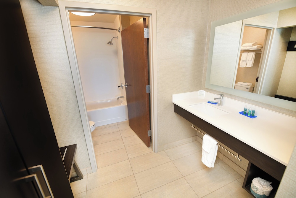 Holiday Inn Express Hotel And Suites Grand Forks 73/75