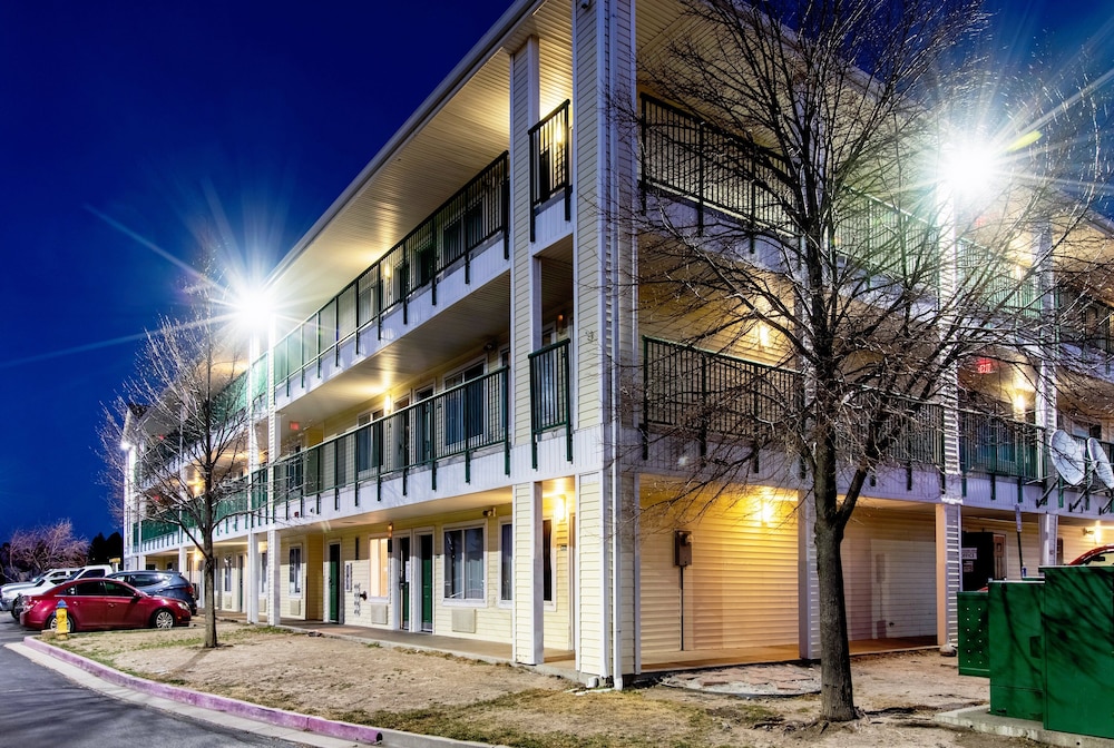 HomeTowne Studios By Red Roof Colorado Springs - Airport photo4