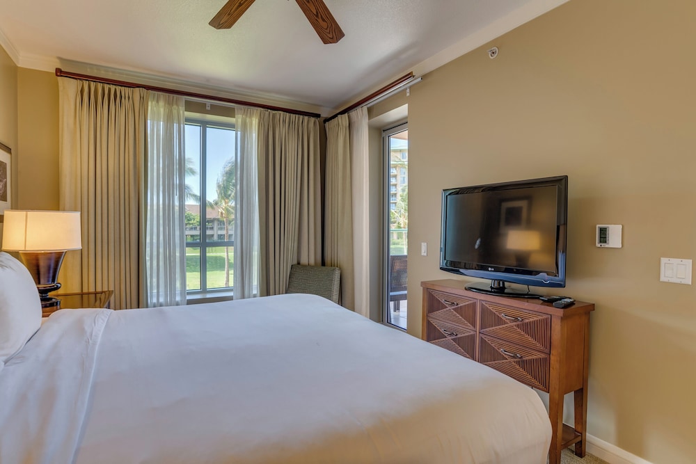 1 Bedroom, King Bed, Resort View, 2 Sofa, Den، OUTRIGGER Honua Kai Resort & Spa 2/9
