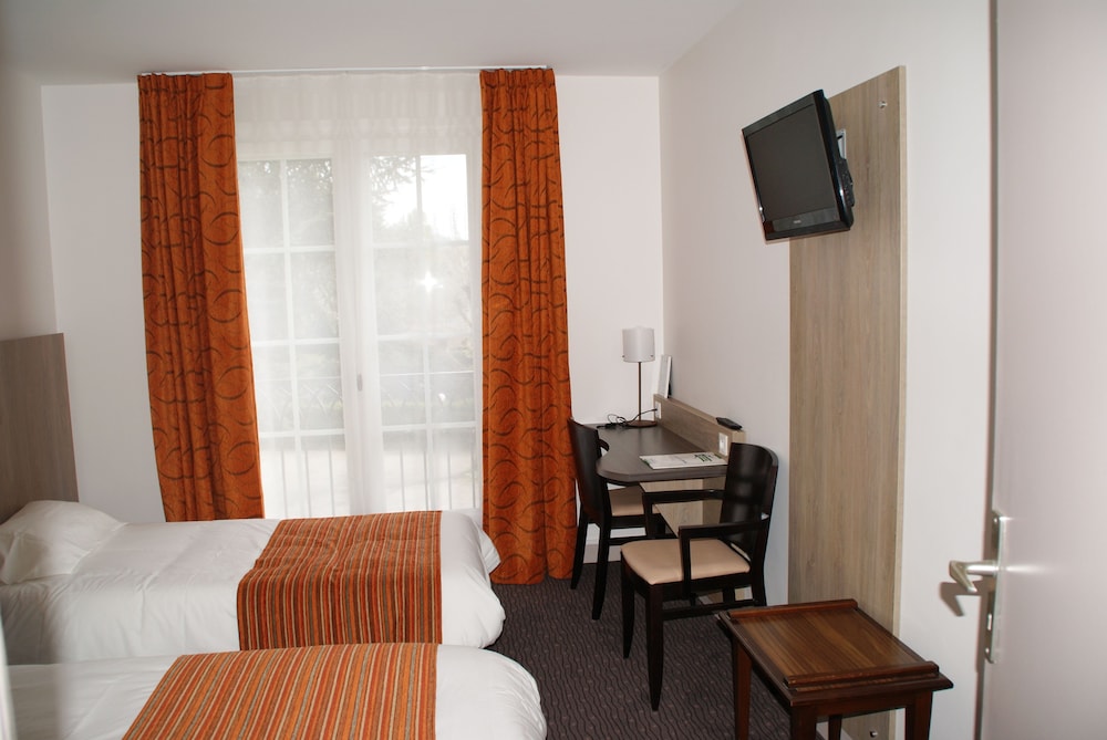 BRIT HOTEL LA CROIX BLANCHE 37/60