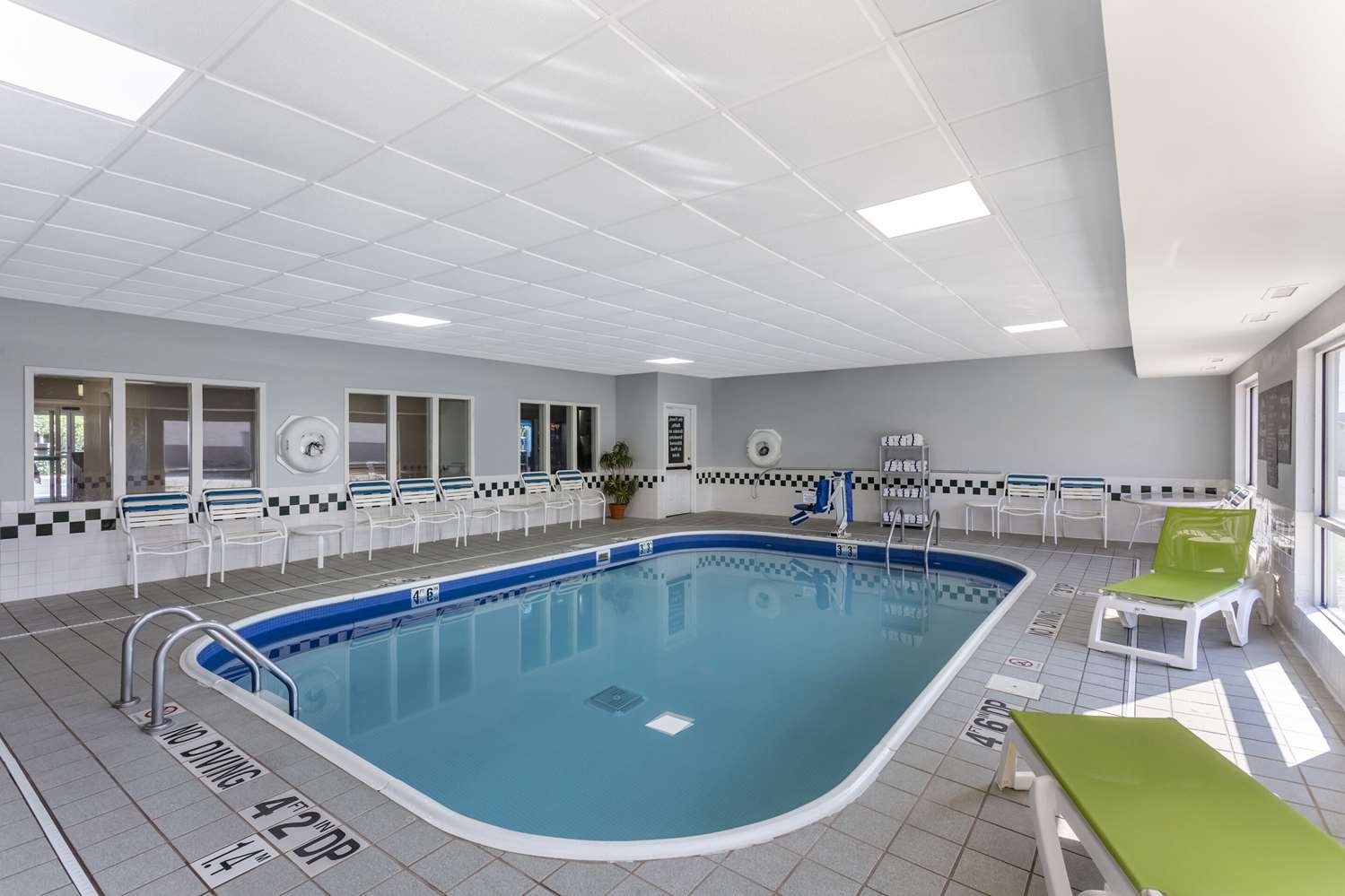 Comfort Inn Gurnee near Six Flags 21/35