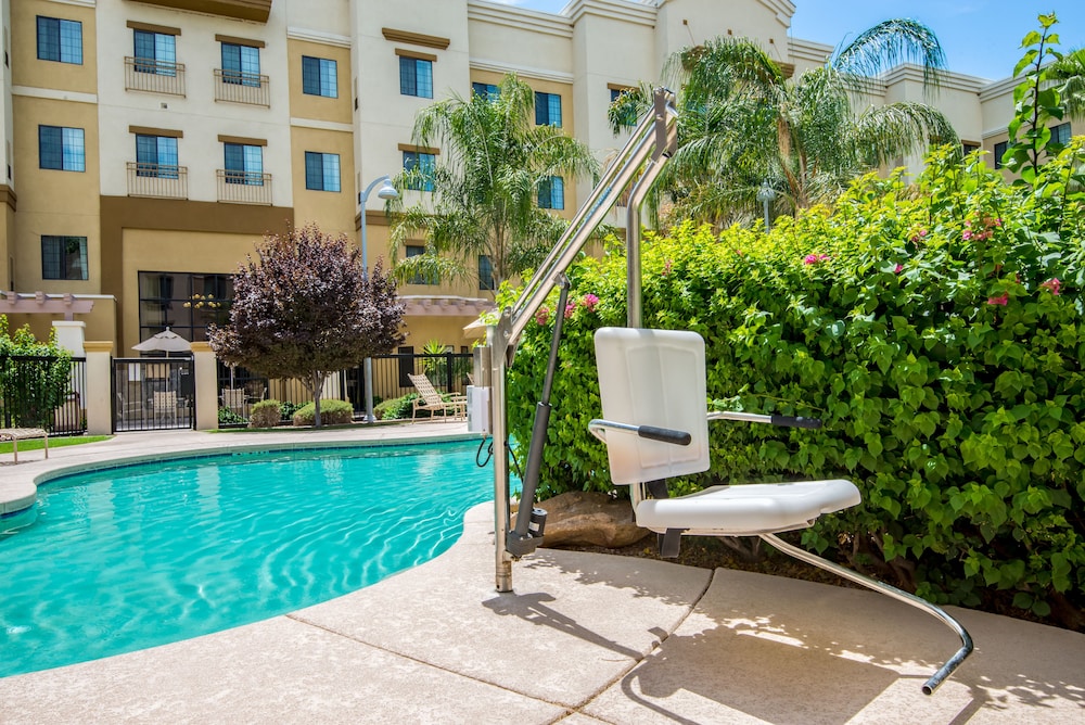 Holiday Inn Express & Suites Phoenix - Glendale Sports Dist 3/63