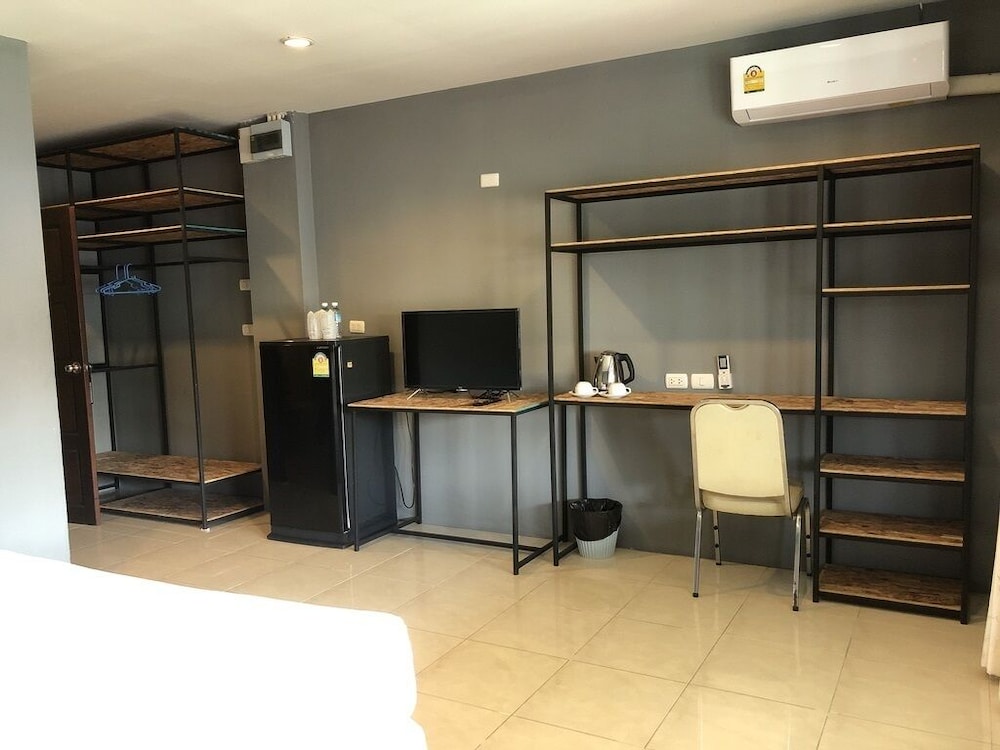 Laem Din Hotel 14/16