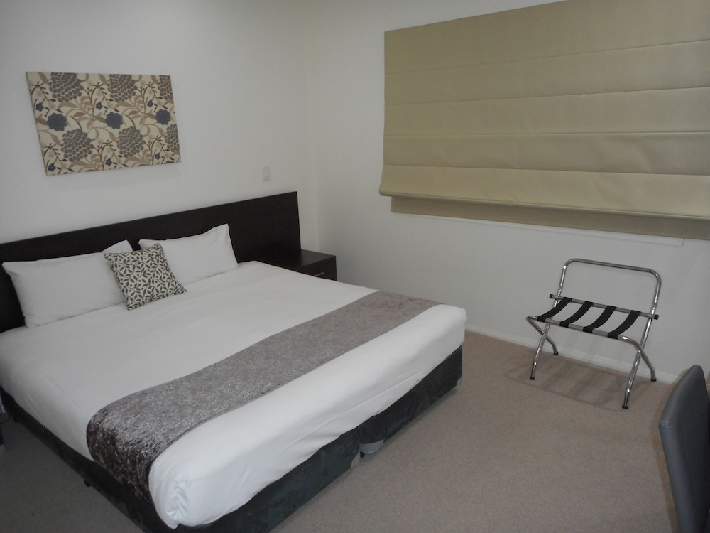 INJUNE MOTOR INN 16/34
