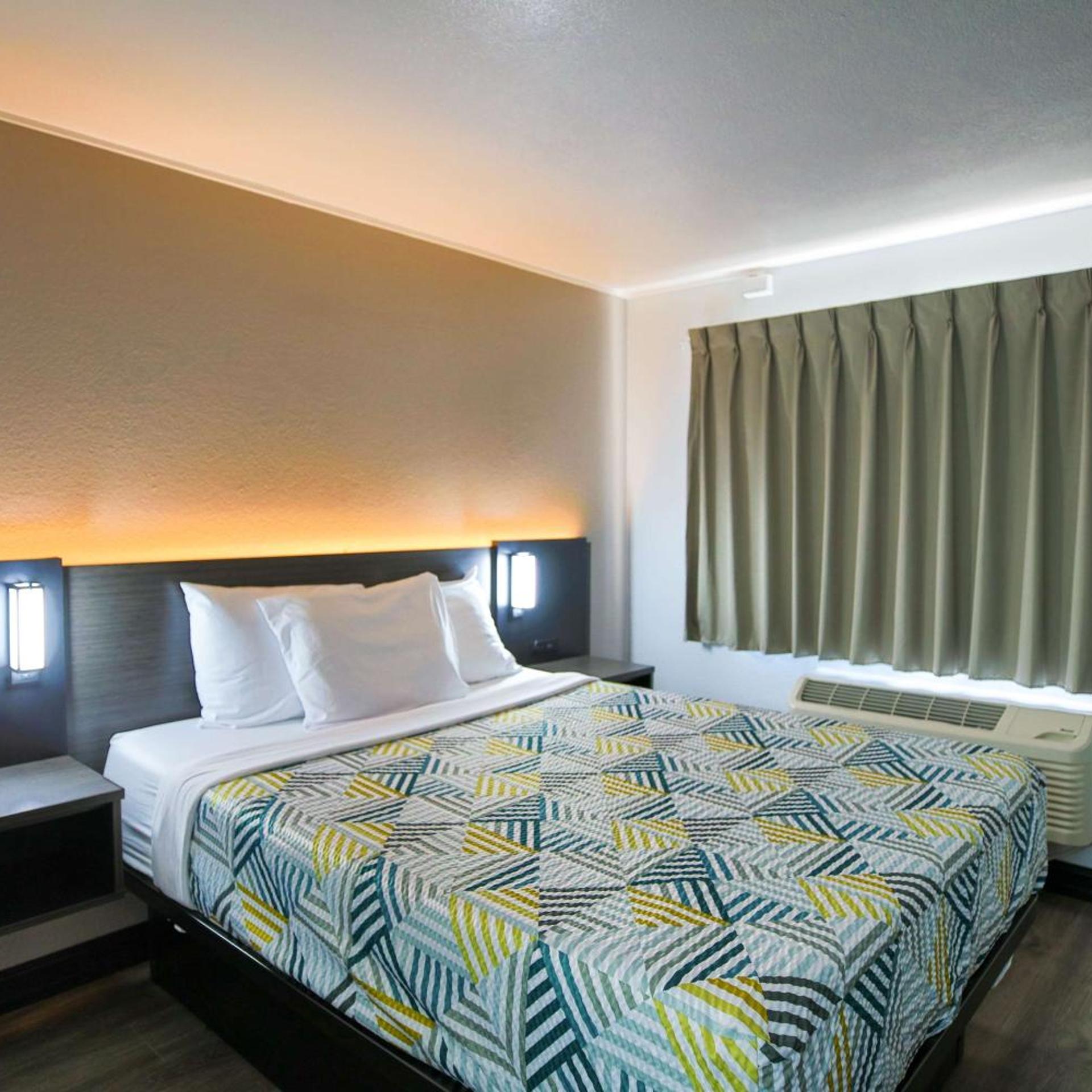 1 Queen Bed Mob Acc RI Shwr Nsmk Micfridg