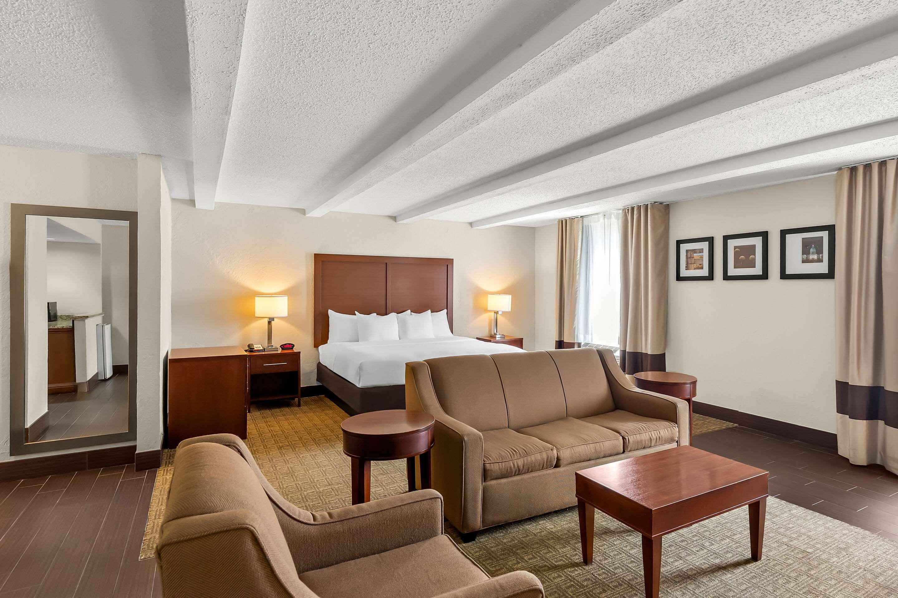 جناح بسرير كينج، Comfort Inn St. Louis - Westport Event Center 5/7