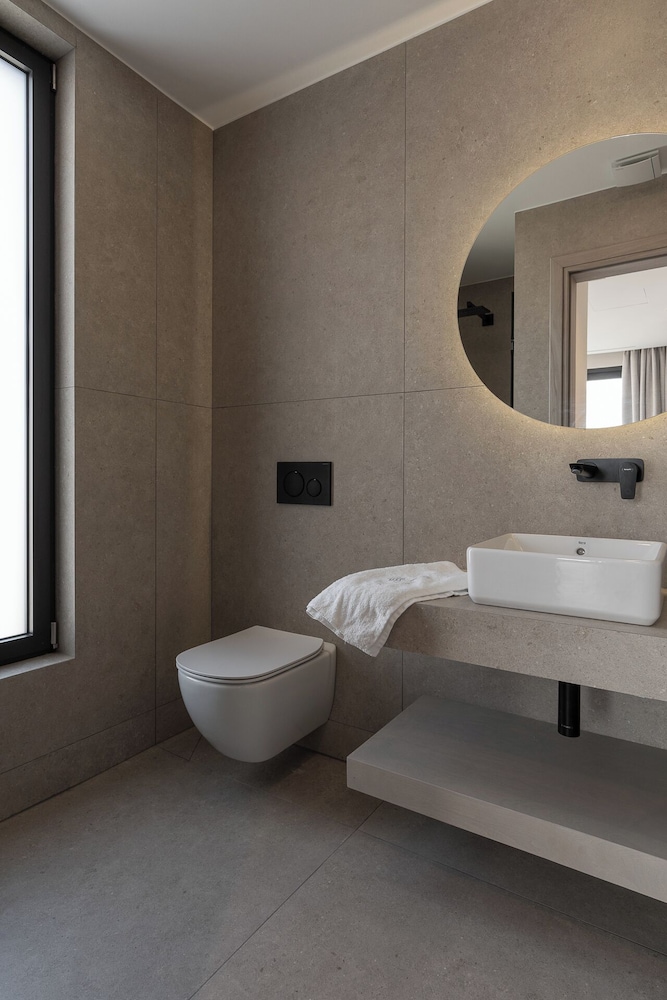 Kymothoe Elite Suites 97/97