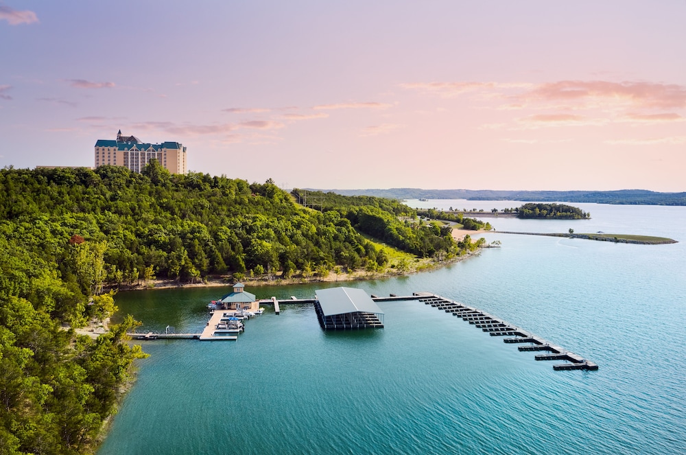 Chateau On the Lake Resort Spa And Convention Centre 64/66