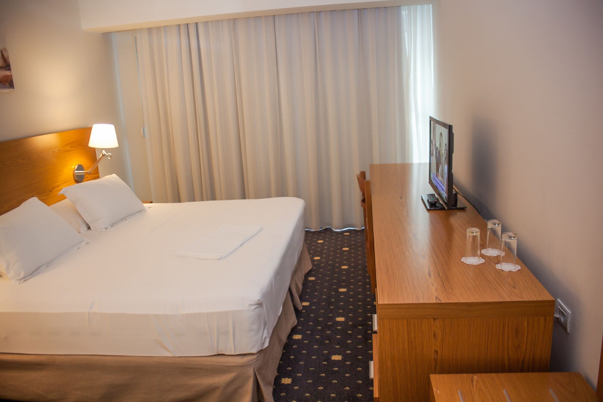 غرفة ثلاثية بسرير كوين بإطلالة على البحر بشرفة مع أريكة، Agimi And S Hotel 6/10