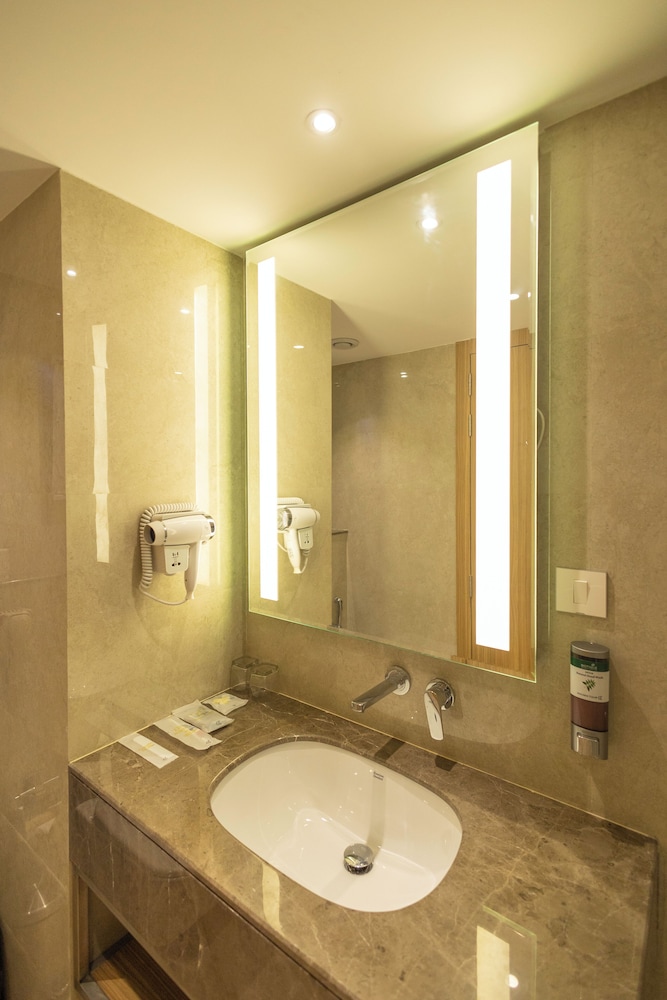 Golden Tulip Bhopal 47/50