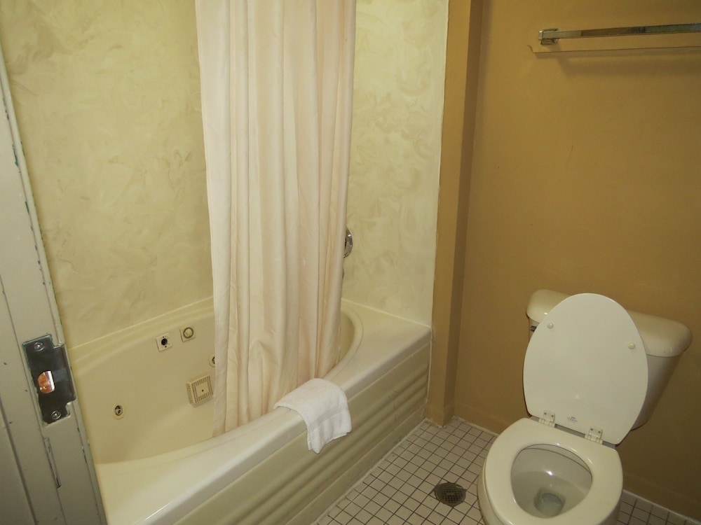First Western Inn Caseyville 46/48