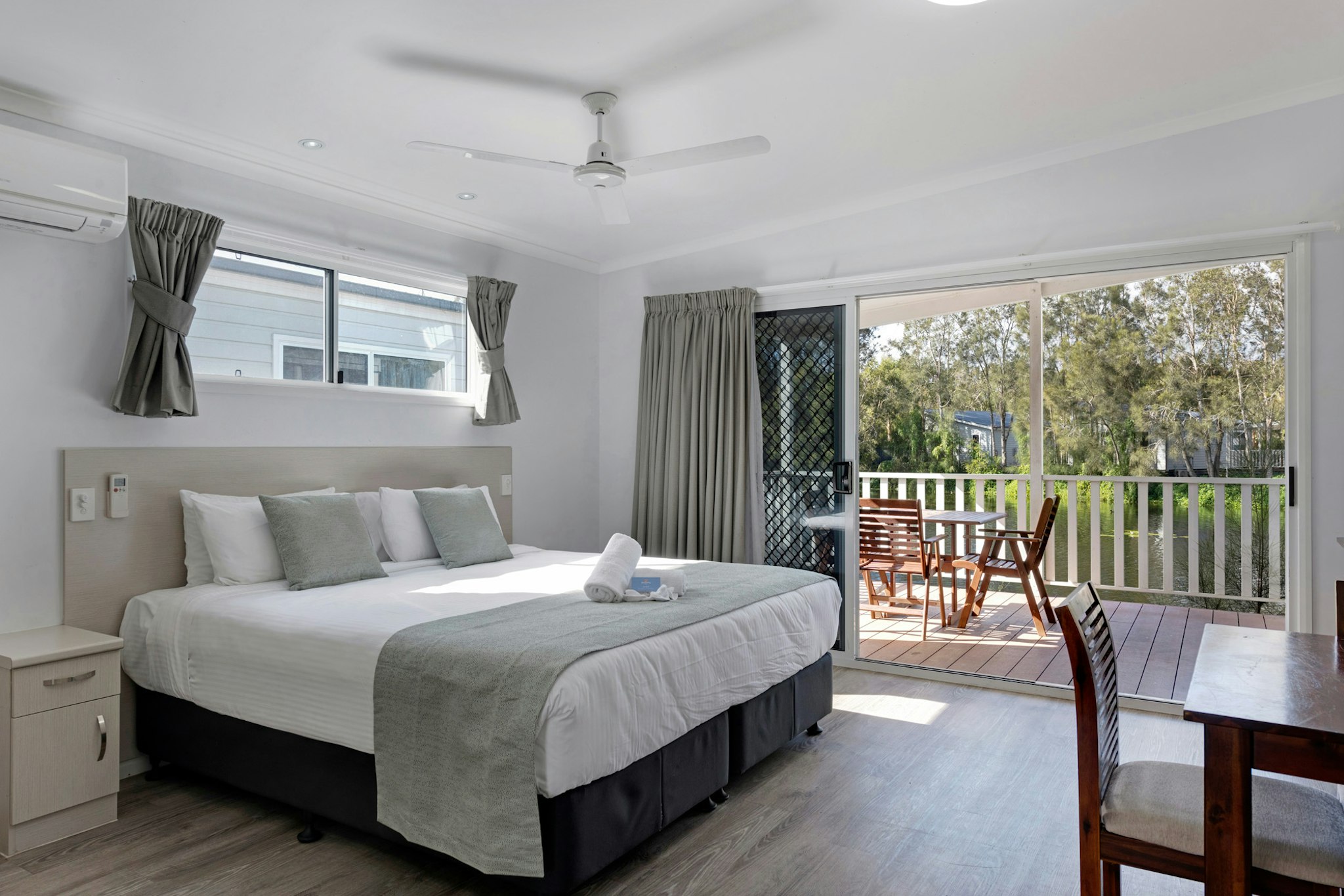 3 BEDROOMS, DELUXE, LAKE SIDE