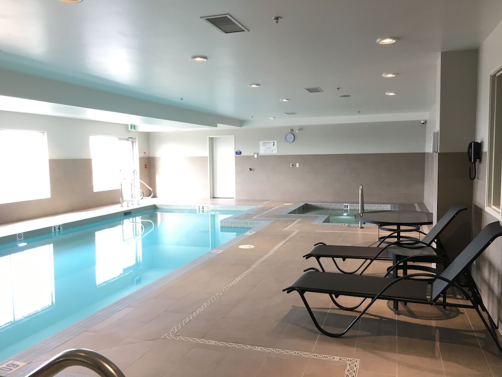 Fairfield Inn & Suites by Marriott Airdrie 29/54