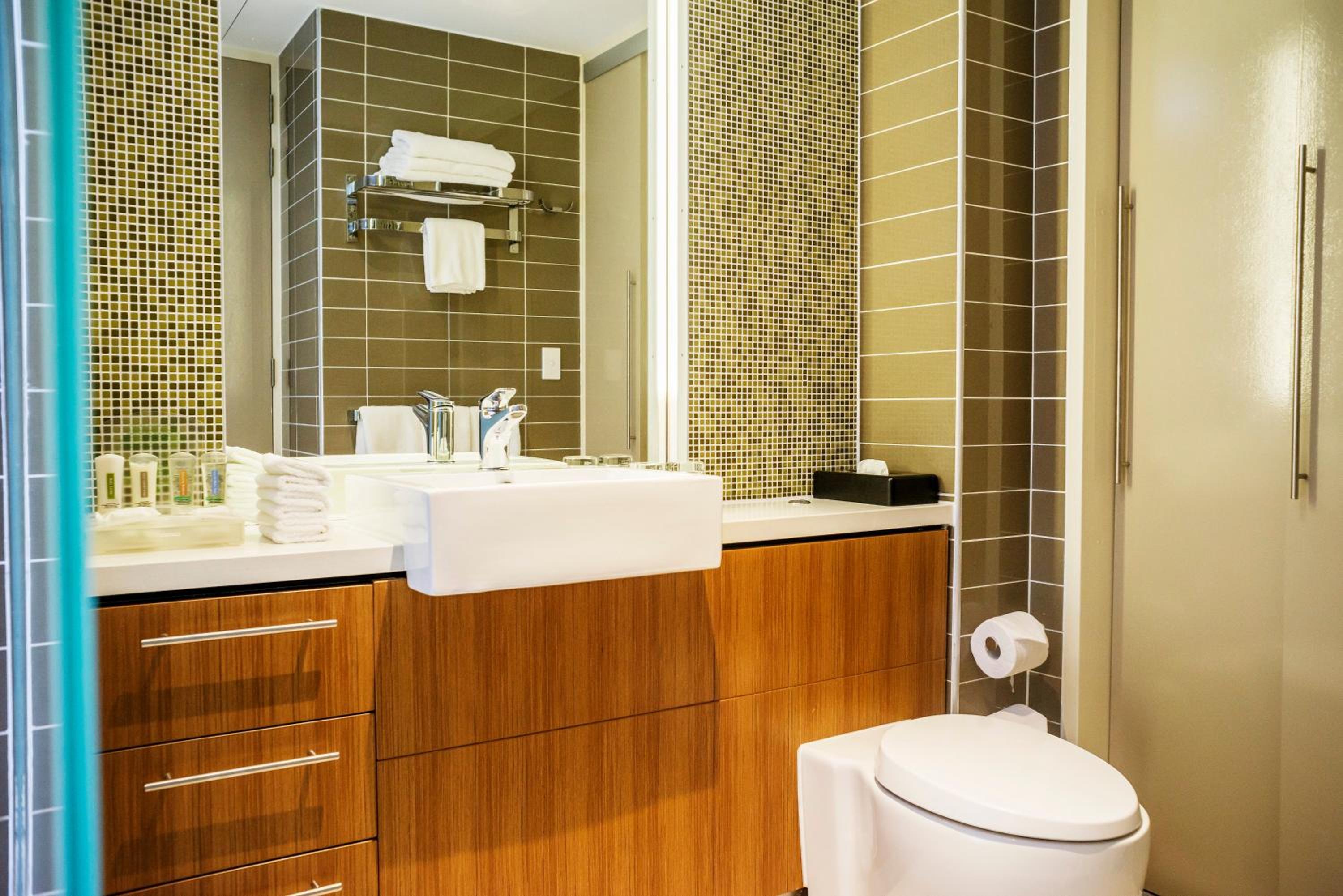 جناح بشرفة، Holiday Inn Port Moresby 3/4