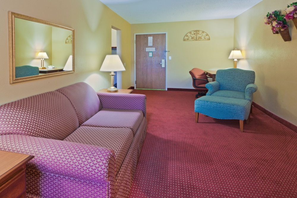 Holiday Inn Express Irwin (PA TPK Exit 67) 17/24